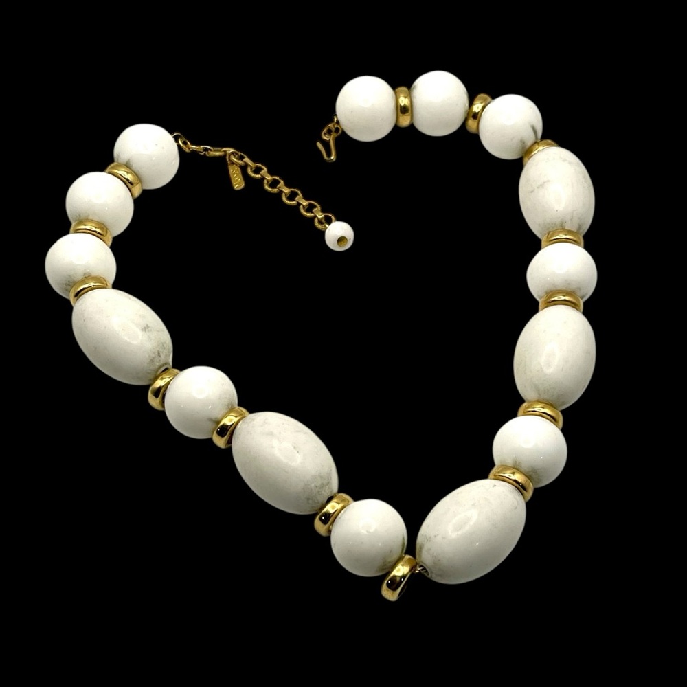 Chic Chunky Vintage Monet White and Gold Graduated Bead Necklace - Picture 7 of 14